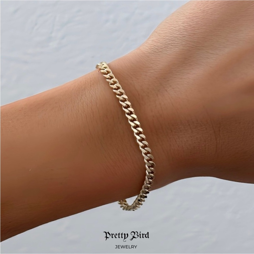 Pretty Bird 6” Figaro Bracelet